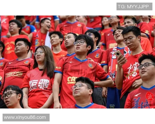 足球明星人行立牌引发热议球迷与偶像的距离在此缩短 足球明星人行立牌引发热议球迷与偶像的距离在此缩短