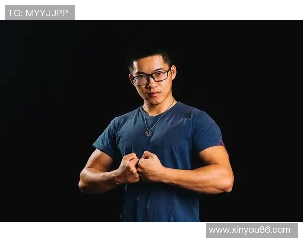 足球明星背后的艰辛与奋斗历程揭示了成功背后的不为人知的苦楚与坚持